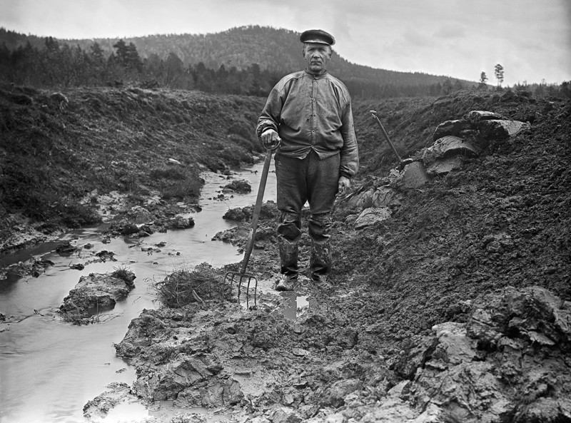 1922 год. Мужчина ищет артефакты на месте поселения каменного века в Калбекене 