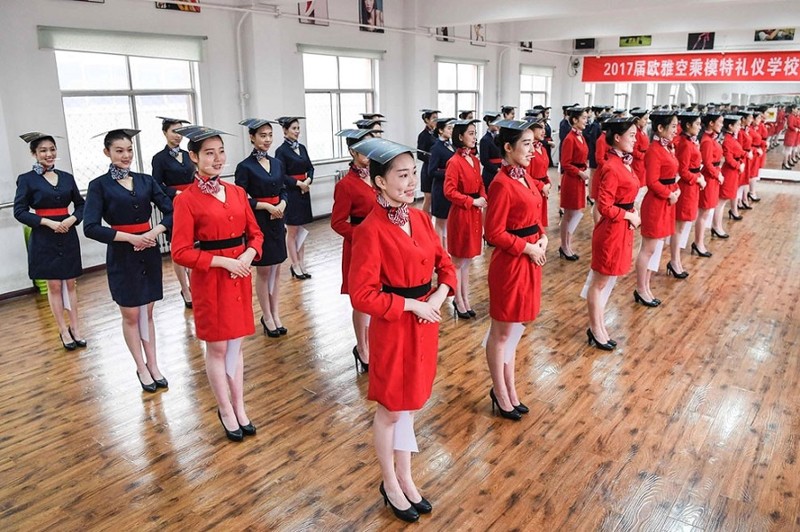 Как в Китае будущие стюардессы готовятся к экзаменам