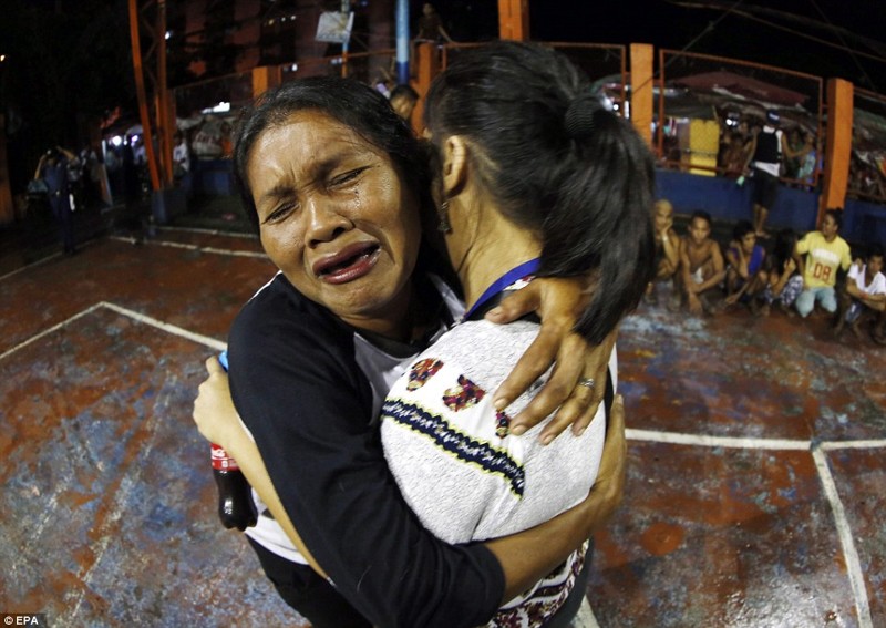 Филиппинские женщины плачут — после операции по борьбе с наркотиками в трущобах в Маниле они увидели, как их родственников убили полицейские   