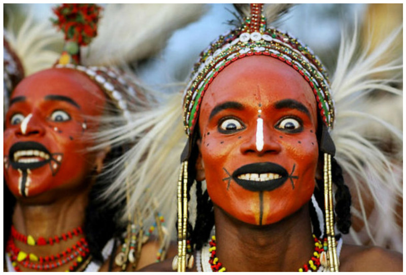 Представители племени водаабе (Нигер) устраивают фееричные конкурсы мужской красоты