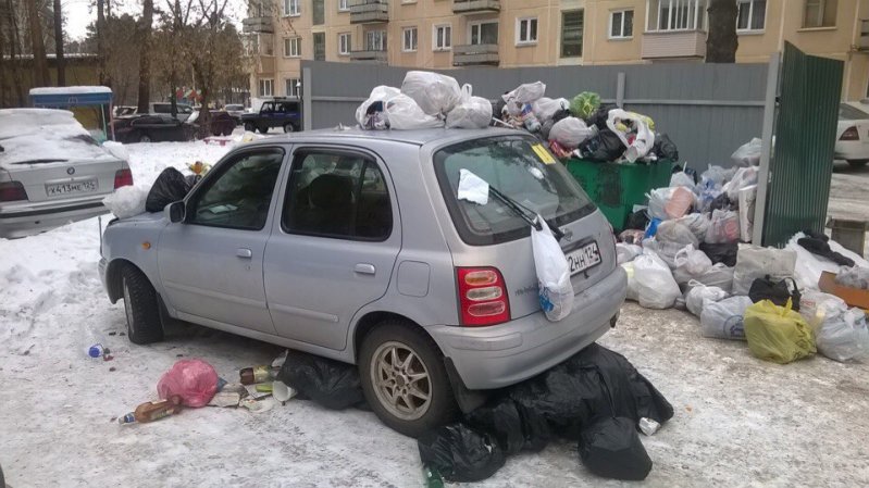 Припаркованный рядом с помойкой автомобиль забросали мусором