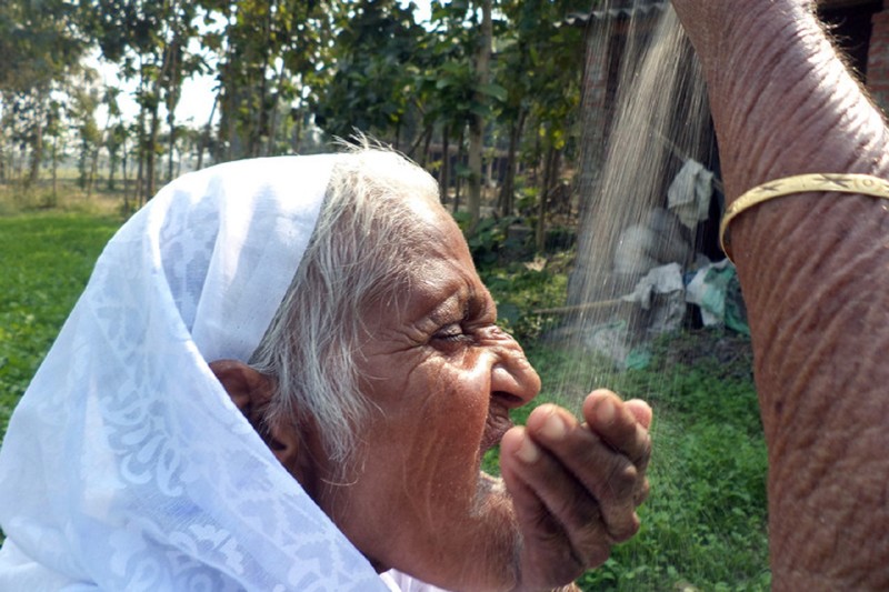 Жительница Индии не первый год ест песок и не жалуется на здоровье 