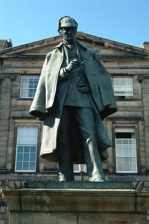 Памятник Шерлоку Холмсу в Эдинбурге, Шотландия.