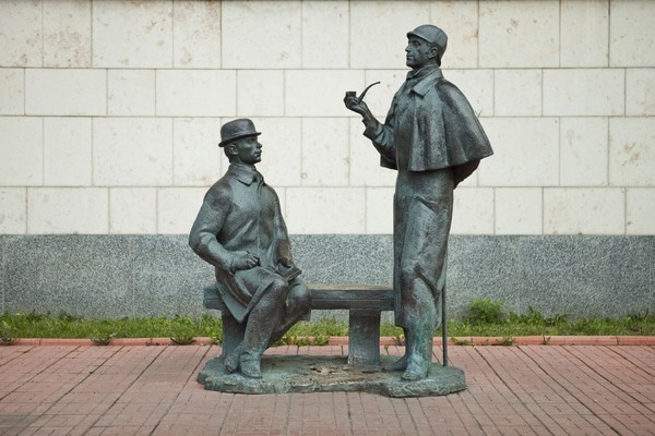 Памятник Шерлоку Холмсу и доктору Ватсону в Москве.