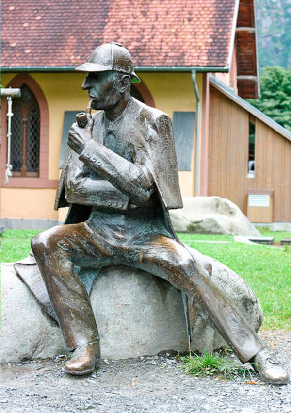 Памятник Шерлоку Холмсу в Швейцарии, гор.Майрингем.