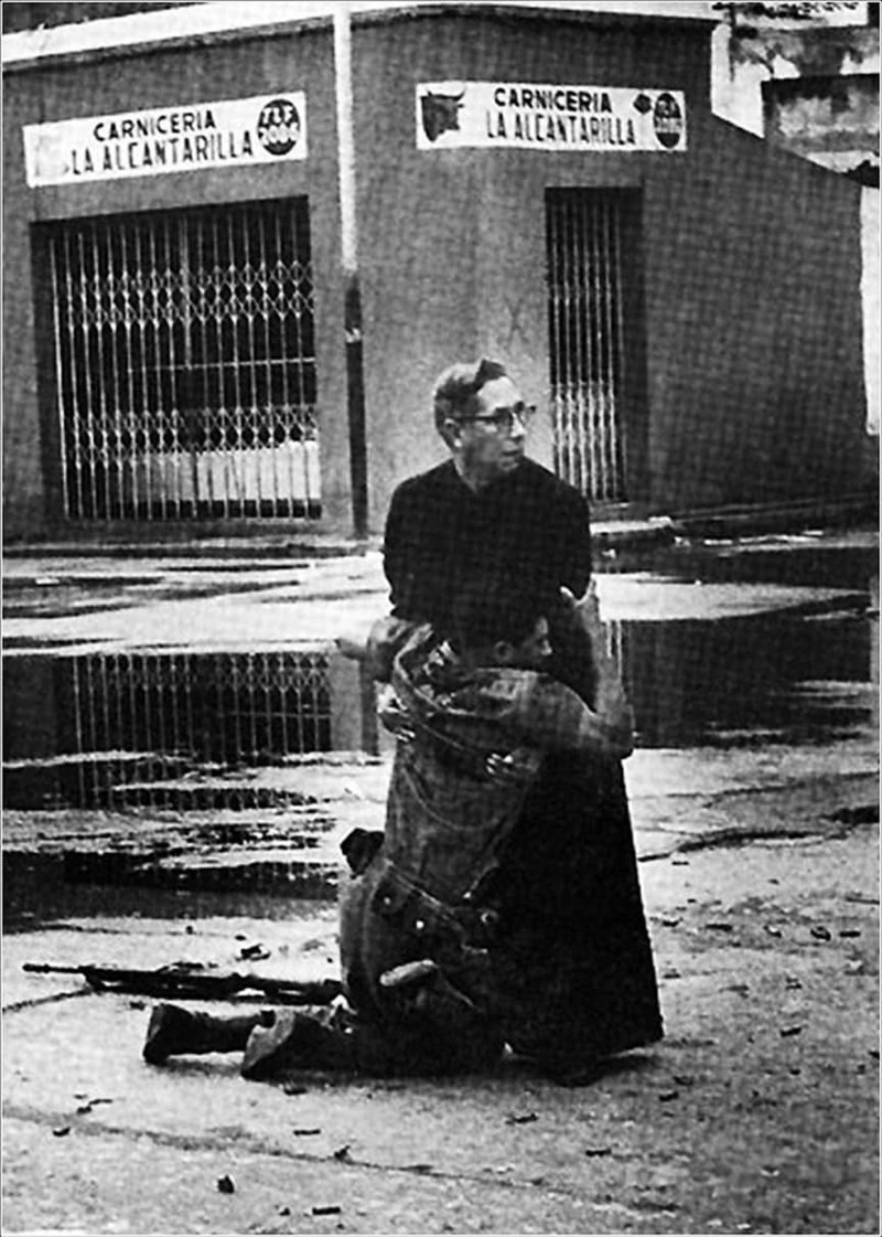 14. Венесуэльский священник и мертвый солдат