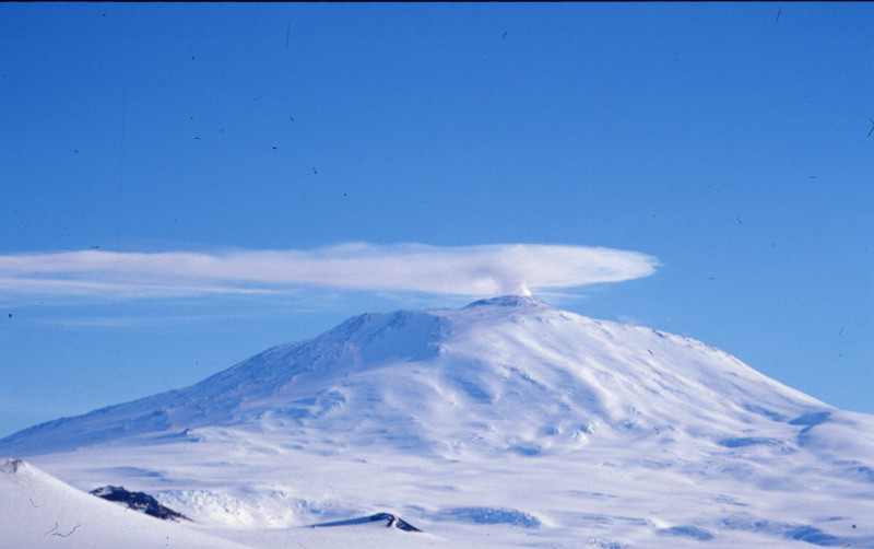 В Антарктиде есть несколько действующих вулканов
