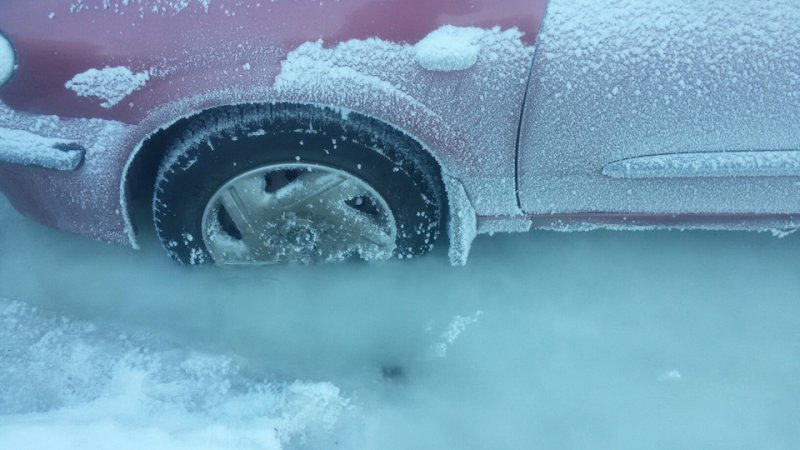 Дело было в Петрозаводске, при морозе в -30 градусов, когда по вине коммунальщиков случилась очередная авария. В итоге авто оказалось в ледяной ловушке, вызволить из которой его сможет только потепление. 