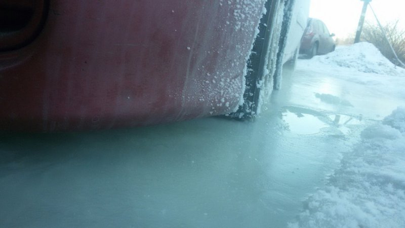 Из-за прорыва трубы автомобиль оказался ледяном плену