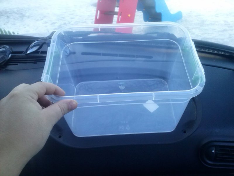 Для емкости будущего бардачка я использовал пластиковый контейнер на 6,5 литров. Берем его и обводим контур маркером.