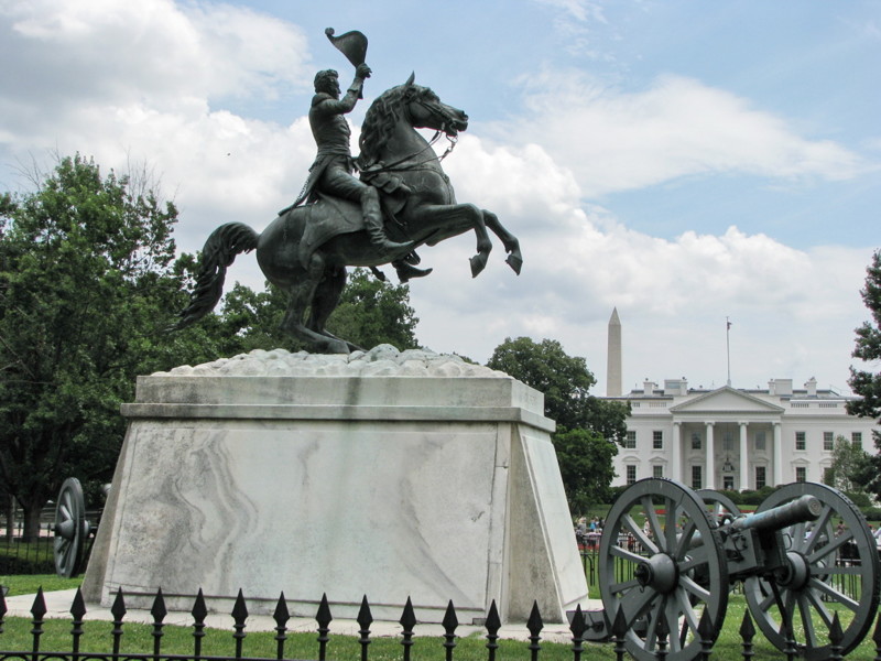 2. Памятник Э. Джексону в Вашингтоне