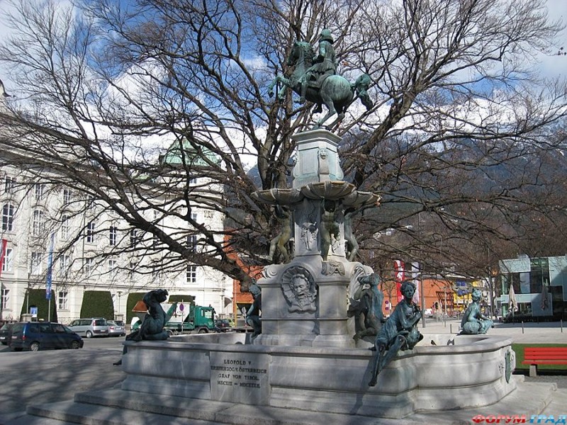 7. В Инсбруке, Австрия, фонтан "Леопольдсбрунне" украшает статуя Эрцгерцога Леопольда V