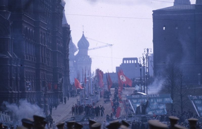 Последний первомайский парад прошёл в 1968 году, а ноябрьский в 1990 году.