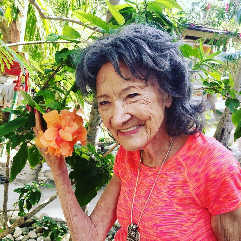 «Радость жизни находится прямо внутри вас» — Тао Порчон-Линч, 98-летняя инструктор йоги