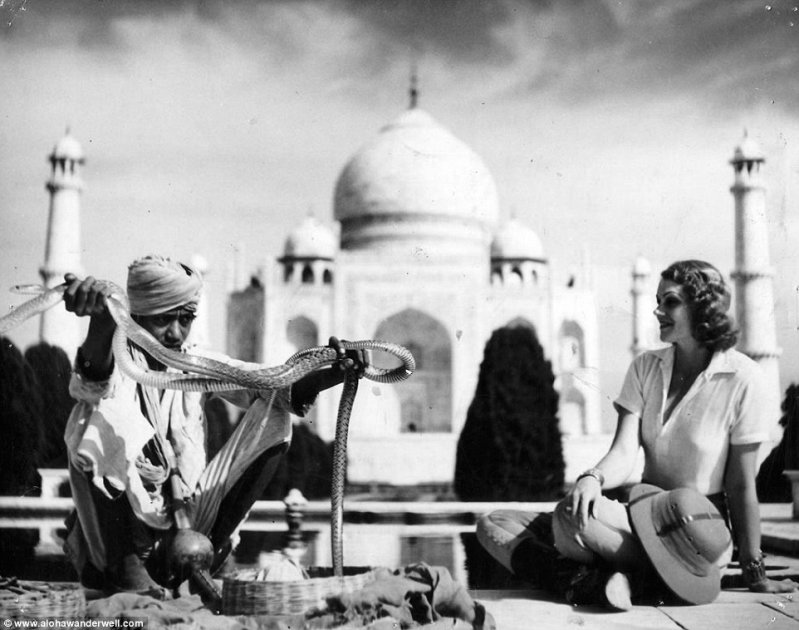 В начале 1920-х годов Алоха побывала в Индии, где общалась с местными жителями и осматривала достопримечательности.