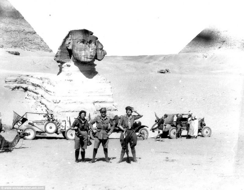 Алоха и Уолтер Вандервелл на фоне пирамид в Гизе, Египет, начало 1920-х годов.
