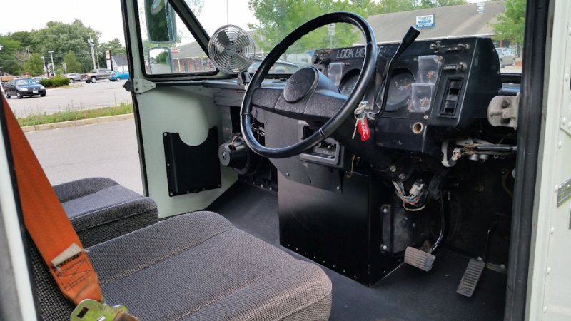 Интерьер Grumman LLV в редком варианте с пассажирским сиденьем.