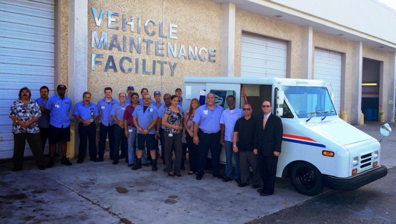 Grumman LLV на групповом фото сотрудников мастерской по обслуживания автомобилей USPS в Форт-Лодердейле, Флорида