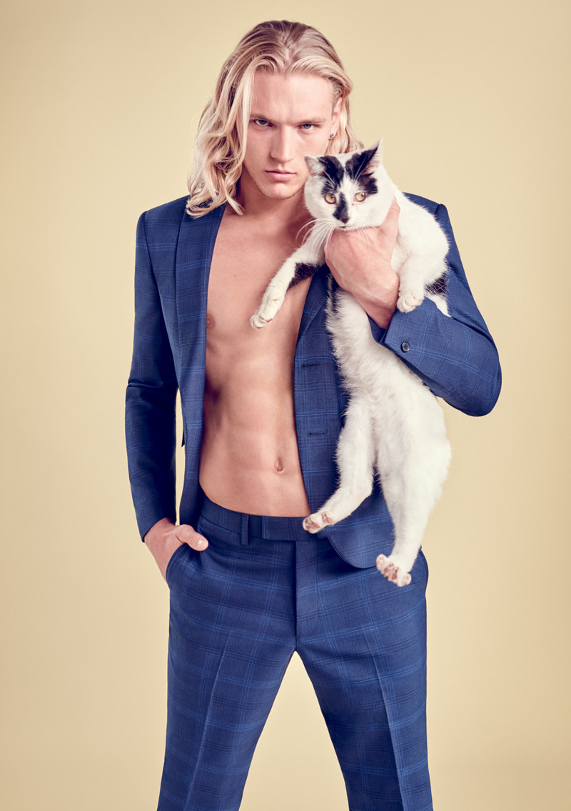 Сексуальные мужчины и пушистые коты стали героями новой рекламы одежды