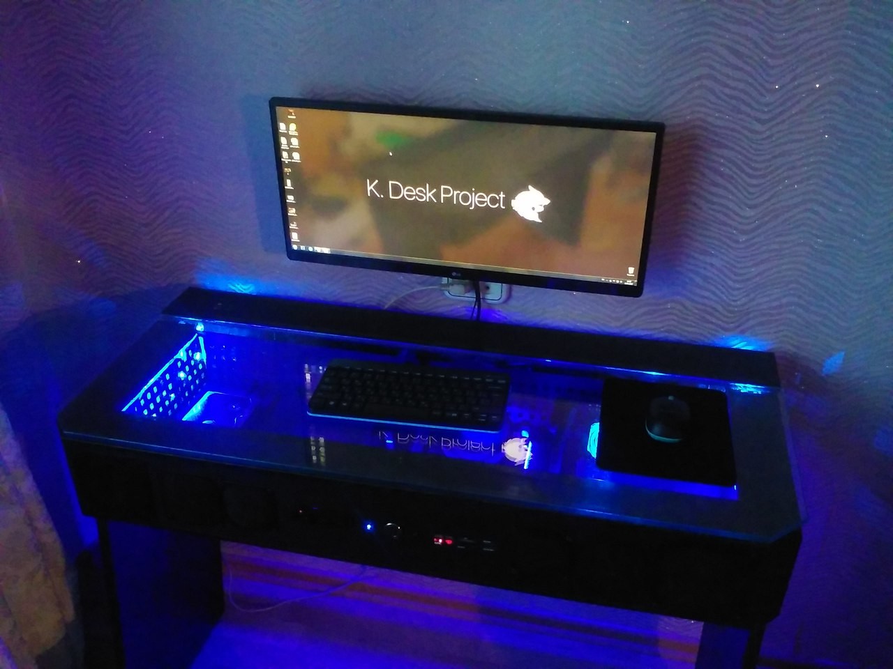 Компьютер встроенный в стол с подсветкой