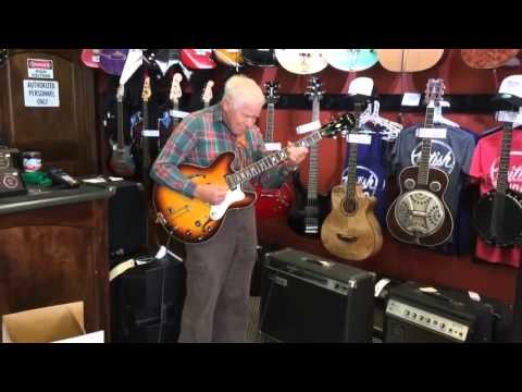 81-летний дедушка решил проверить гитару перед покупкой 