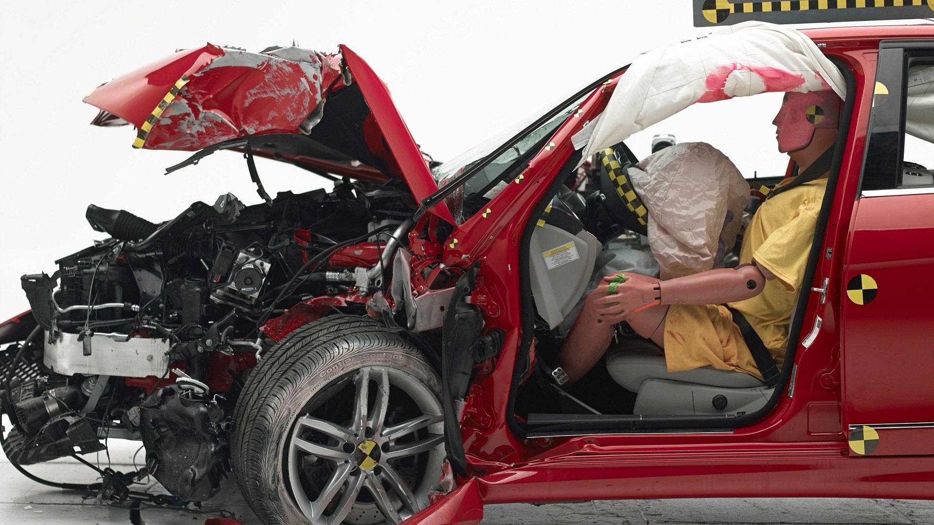 Имеется автомобиль. Mercedes crash Test. Краш тест Mercedes c-class. Mercedes-Benz s-класс краш тест.