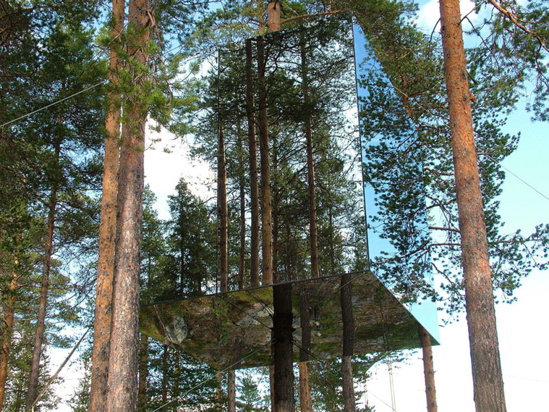 Зеркальный куб в Treehotel (Три-отель) в Харадс, Швеция
