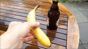 Как открыть бутылку с пивом при помощи банана?