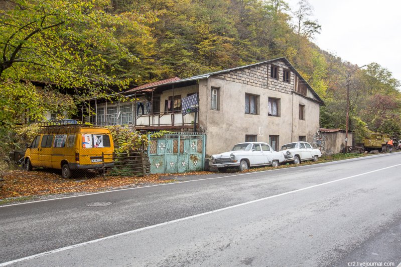 Машины стоят прямо на обочине Военно-Грузинской дороги у самого обычного дома 