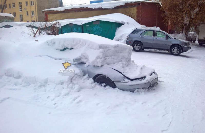 Не признав в куче снега автомобиль, водитель грузовика проехал по капоту «подснежника», брошенного на произвол снежной стихии во дворе дома №3 на улице Трудовой.