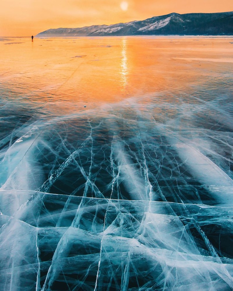 Лед на Байкале самый прозрачный в мире, видно все до дна 