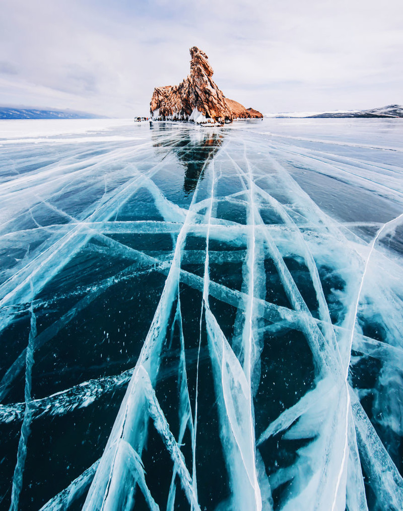 Толщина льда на Байкале достигает 1,5-2 метров и может выдержать транспортное средство до 15 тонн