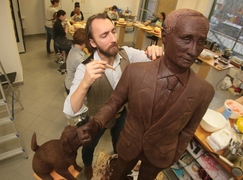 А в Питере создали Путина в полный рост, полностью из шоколада.