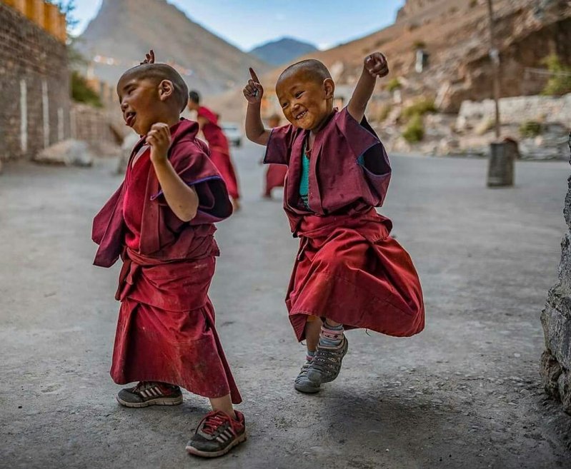 Танцующие ученики монахов 