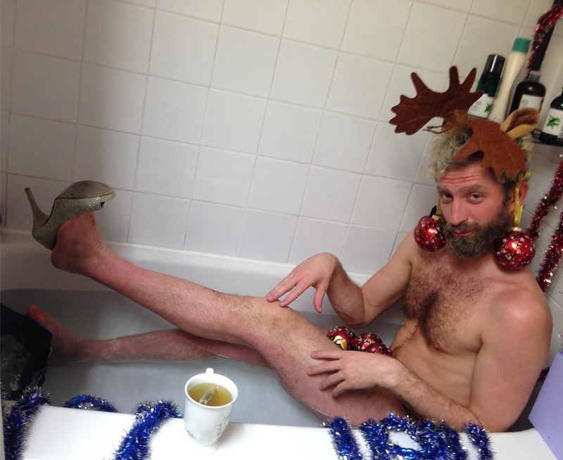 Мужчина фотографируется в чужих ваннах и постит в инстаграм*