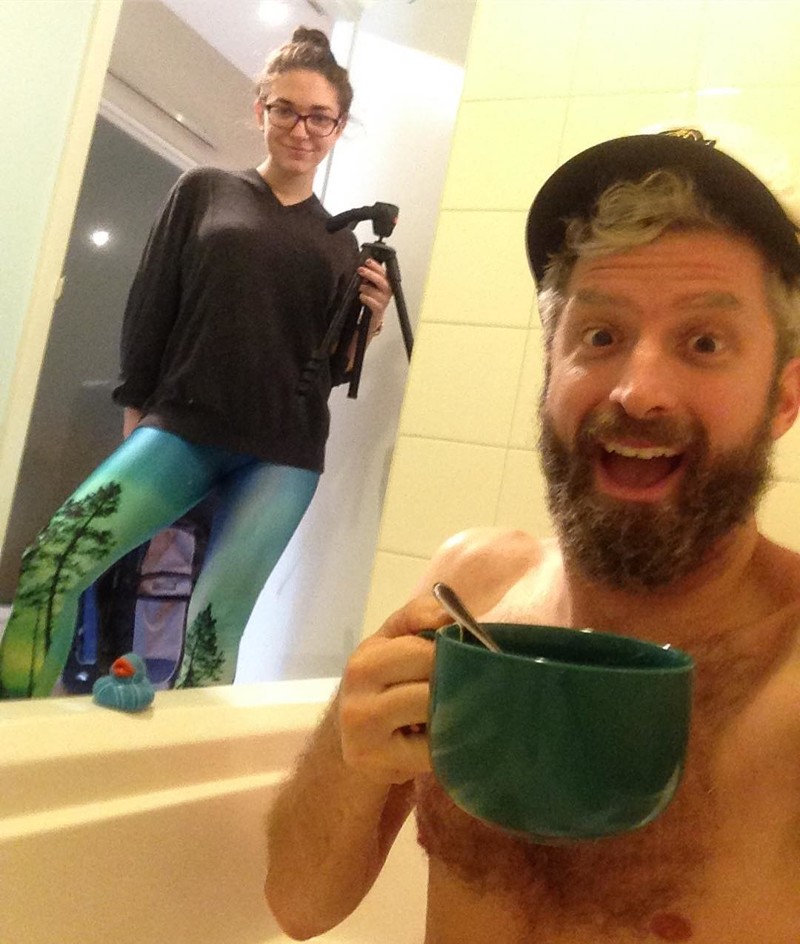 Мужчина фотографируется в чужих ваннах и постит в инстаграм*