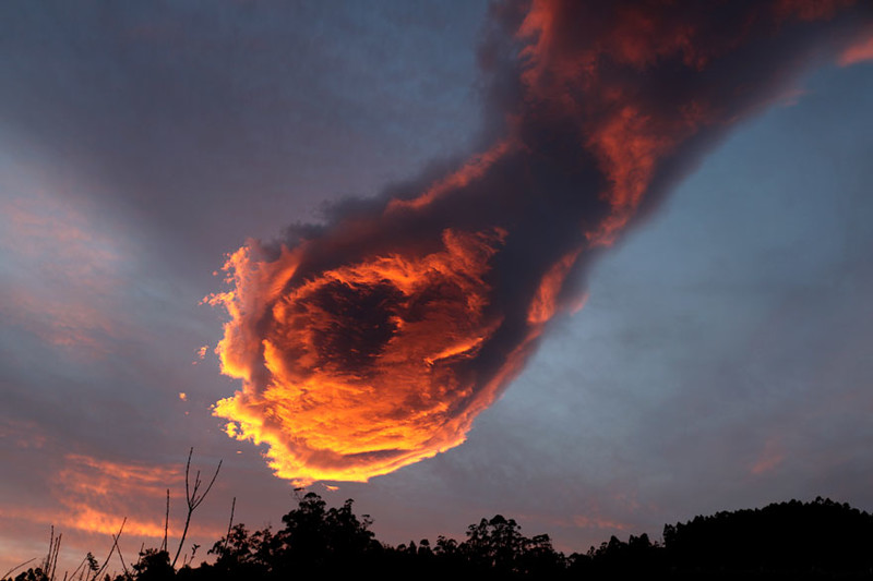 отрясающее огненное облако «Рука Бога» над Португалией.