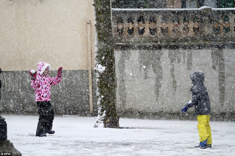 Дети играют со снегом в Буньоле, Пальма-де-Майорка, Испания, Балеарские острова  