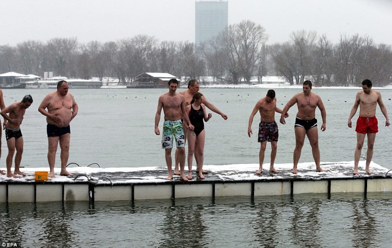 Фото сегодняшнего дня: в России - крещение, в Испании - снегопады, в Центральной Европе похолодание