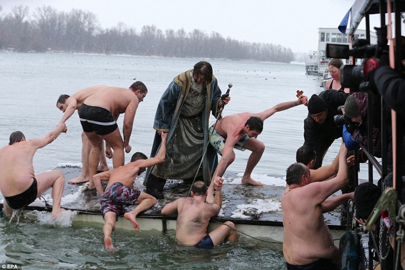 Фото сегодняшнего дня: в России - крещение, в Испании - снегопады, в Центральной Европе похолодание