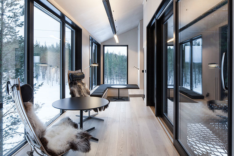 Деревянный интерьер дарит ощущение комфорта, а большие окна заполняют пространство светом и открывают потрясающие виды на лапландский лес и реку Лулеэльвен 