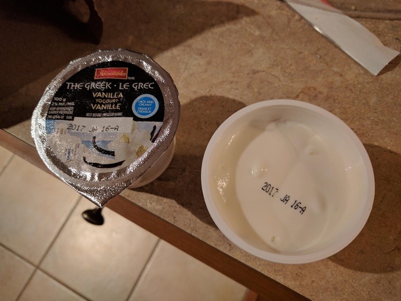 Йогурт с напечатанной датой 