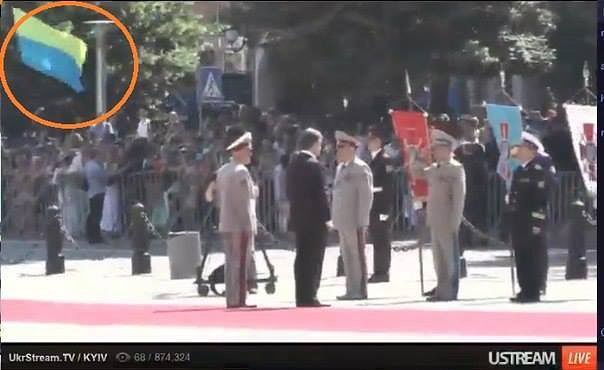 Но это не единственный момент на инаугурации Порошенко. Также внимательные увидели, что флаг Украины перевернут