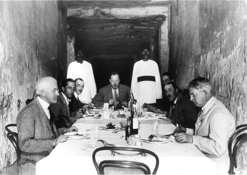 Археологи за обедом в гробнице фараона Рамсеса XI, 1923 год, Египет 