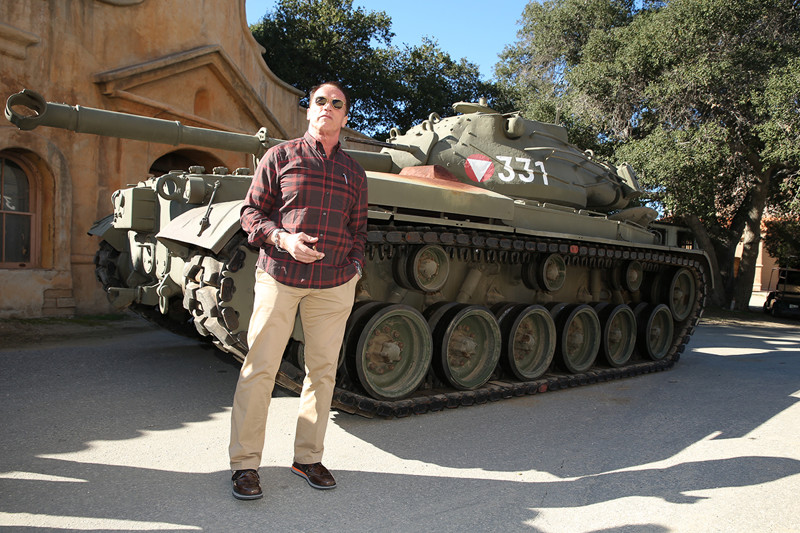  В США владеть танком можно на совершенно законных основаниях. Например, Арнольд Шварценеггер даже купил за 1,4 млн долларов у Австрии танк, на котором он служил водителем-механиком в армии.