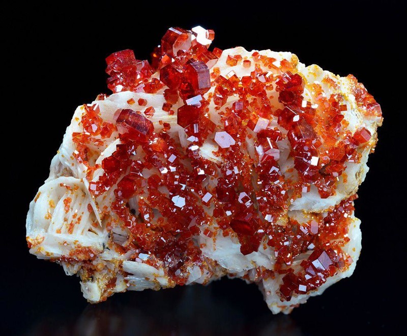 Кристаллы минерала Ванадинит на минерале Барит