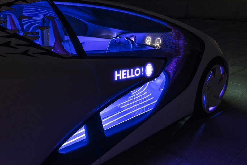 Yui может общаться с автомобилистом при помощи световых сигналов, голоса и даже тактильной связи. Кроме того, этот виртуальный помощник способен отображать информацию на кузове машины, в частности, на дверях.