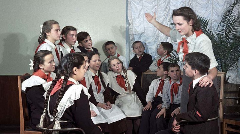 Пионервожатая рассказывает детям о Ленине, 1951 год: