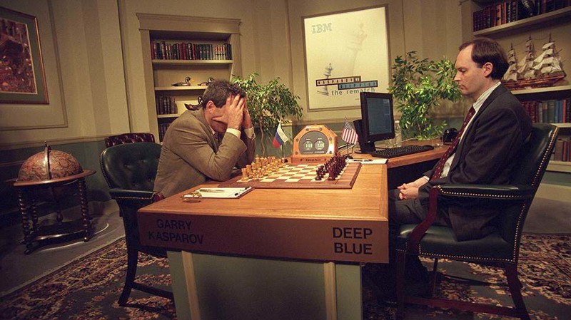 Чемпион мира по шахматам Гарри Каспаров пытается обьмануть компьютер Deep Blue, 1997 год: