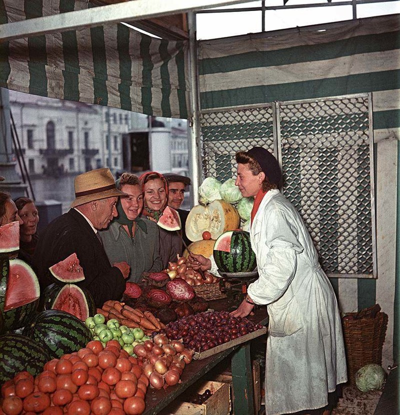 Продажа овощей и фруктов на Трубной площади в Москве, Яков Рюмкин, 1956: